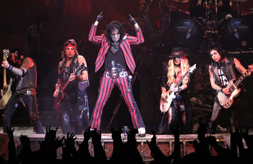 В "Крокус Сити Холле" выступил "Король ужасов" Элис Купер 4 фото