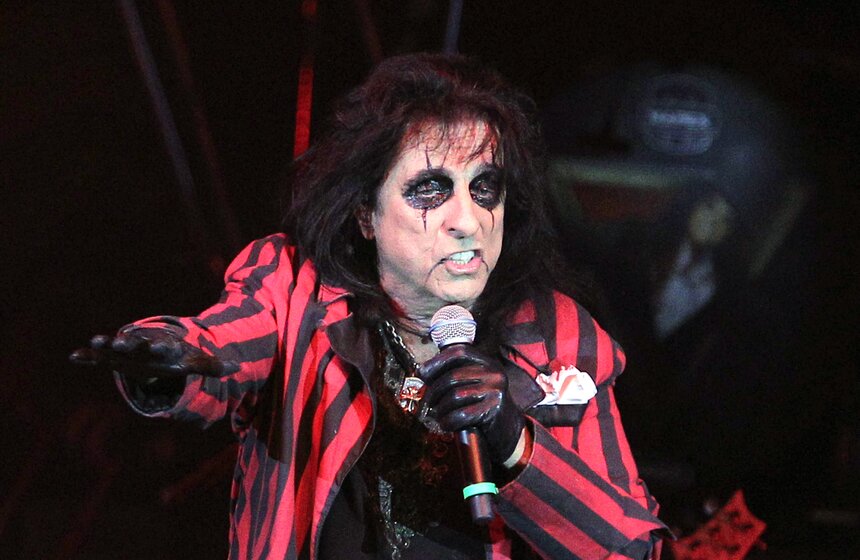 В "Крокус Сити Холле" выступил "Король ужасов" Элис Купер 6 фото