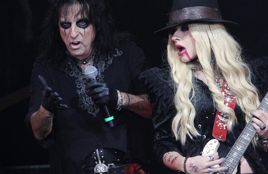 В "Крокус Сити Холле" выступил "Король ужасов" Элис Купер 10 фото