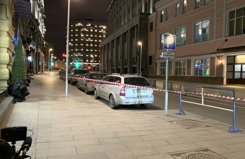 19 декабря на Большой Лубянке около дома 12 мужчина открыл стрельбу, позже его нейтрализовали. В результате инцидента погибли двое сотрудников правоохранительных органов, еще пять человек пострадали. Следователи возбудили уголовное дело о посягательстве на жизнь сотрудников правоохранительных органов. По данным СК, подозреваемым в нападении оказался 39-летний уроженец Московской области Евгений Манюров.