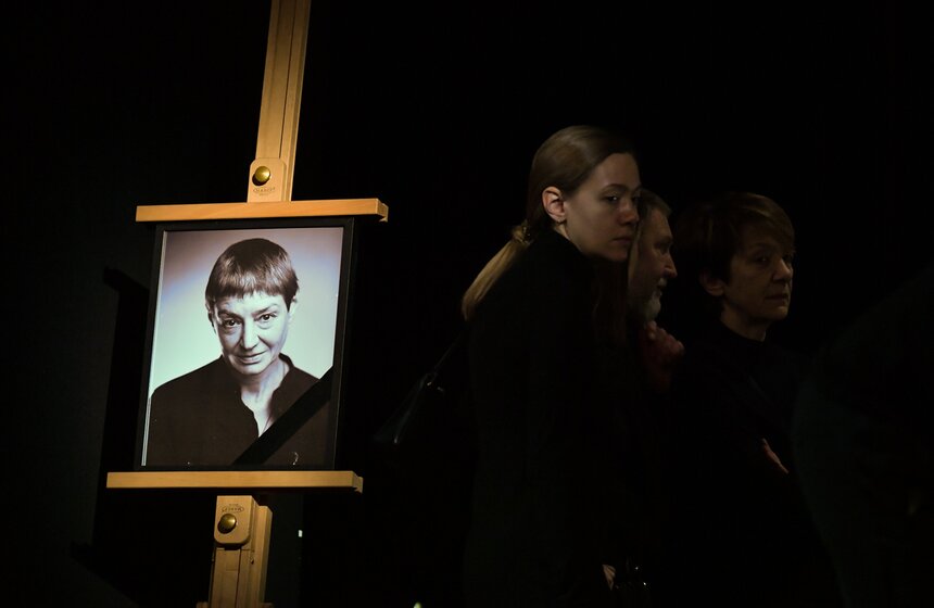 16 декабря в Театре на Малой Бронной простились с актрисой Екатериной Дуровой. Проститься с ней пришли многочисленные друзья, поклонники и коллеги. Дурова умерла 13 декабря в возрасте 60 лет. В последние годы она много болела, но до последнего участвовала в спектаклях родного театра.