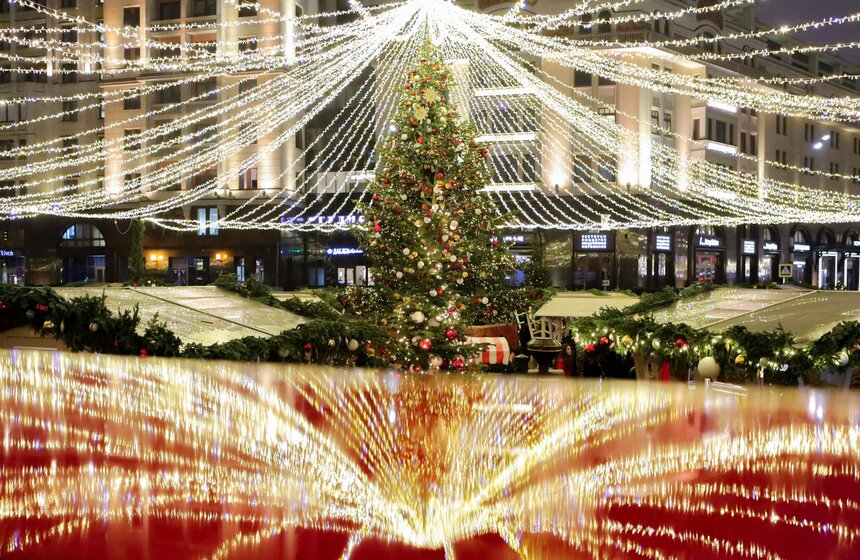 Традиционный зимний фестиваль "Путешествие в Рождество" в новом сезоне стартовал 13 декабря. Фестиваль проходит на улицах Москвы уже в седьмой раз, неизменно радуя своих гостей красочными инсталляциями и арт-объектами, играми и развлечениями, познавательными мастер-классами, спортивными занятиями, уличными спектаклями и концертами.