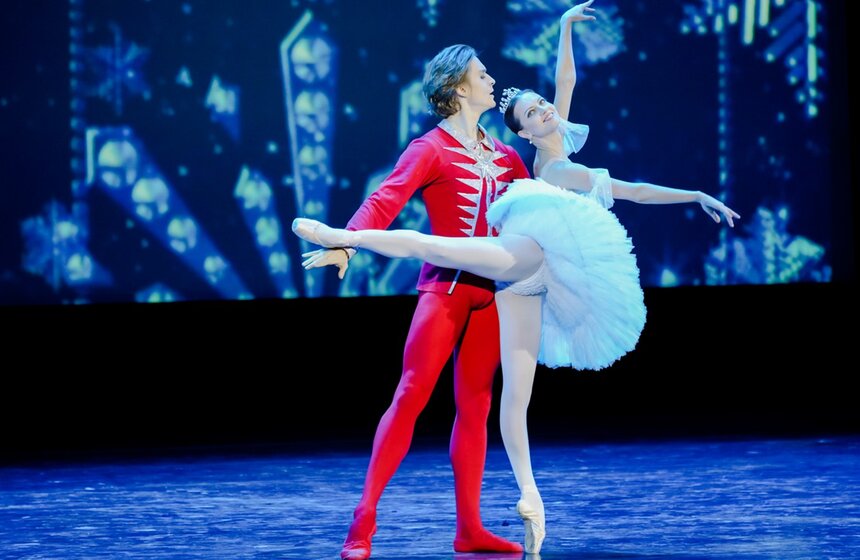 Праздничный концерт "Christmas балет-гала", посвященный балерине Екатерине Максимовой, прошел 17 декабря на сцене Государственного Кремлевского дворца. В программу вечера вошли фрагменты самых известных партий знаменитой артистки из балетов "Анюта", "Щелкунчик", "Спартак" и "Дон Кихот", а также современная хореография. На сцене использовались три огромных мультимедийных экрана вместо декораций. Они позволяли моментально перенести действие из России в Древний Рим, а потом – в новогоднюю сказку на Карпаты в замок Дракулы.