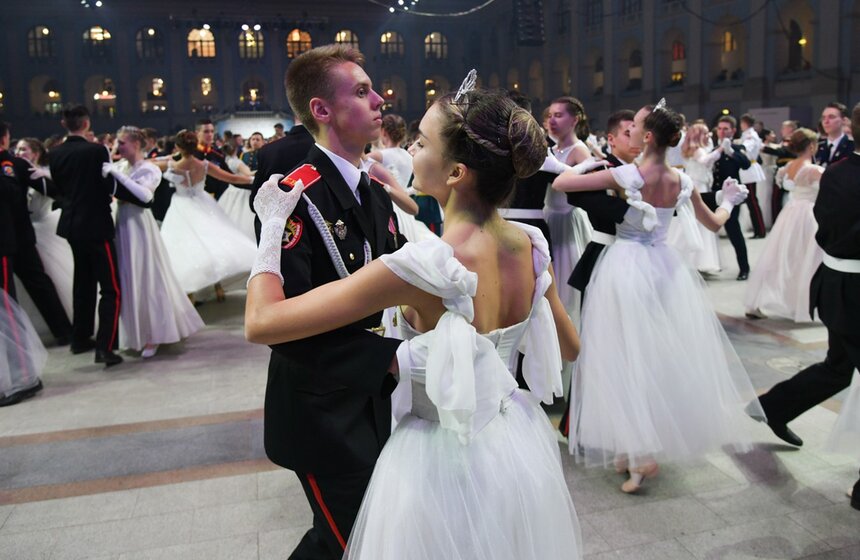 18 декабря в московском Гостином дворе состоялся IV Международный благотворительный кадетский бал. Он был приурочен ко Дню Героев Отечества, 75-летию Победы в Великой Отечественной войне и окончанию Второй мировой войны. В мероприятии приняли участие лучшие воспитанники ведомственных и общеобразовательных кадетских учреждений, суворовских и нахимовских училищ, общеобразовательных школ с кадетскими классами, воспитанники социальных учреждений из 65 регионов России. В 2019 году присоединились новые участники, в том числе кадеты Краснодарского края, Омской, Тюменской, Новосибирской областей. Всего в мероприятии приняли участие 1,5 тысячи человек, которые целый вечер танцевали вальсы, мазурки и полонезы.