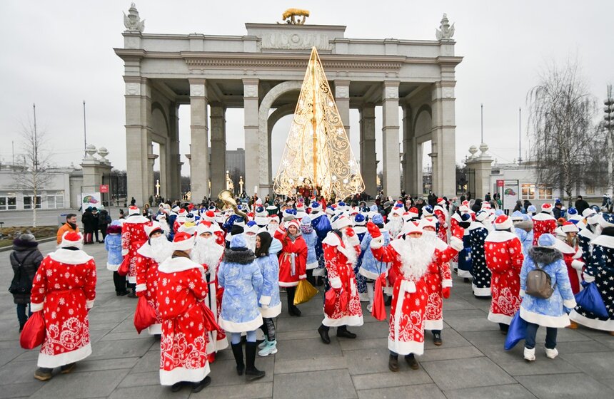 А на ВДНХ 14-15 декабря прошел фестиваль Дедов Морозов. Москвичи и гости города могли увидеть более 100 зимних волшебников и их помощниц Снегурочек из разных уголков России и других стран. Посетители увидели Деда Мороза из Осетии – его зовут Артхурон, Мороза Атя из Мордовии, Дзмера Папи из Армении и других. Для посетителей фестиваля был подготовлен концерт этнической музыки, красочные представления, сладкие угощения и подарки. Принять участие в мероприятии мог любой желающий.