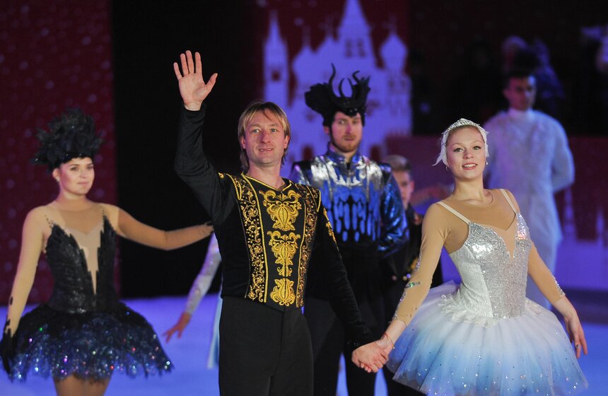 В рамках фестиваля "Путешествие в Рождество" на площади Революции состоялась премьера ледового шоу "Лебединое озеро". Автор постановки – двукратный олимпийский чемпион, заслуженный мастер спорта России по фигурному катанию Евгений Плющенко.