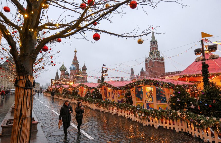 17 декабря у стен Московского Кремля начала работу традиционная ГУМ-ярмарка. В этом году было установлено рекордное количество домиков с подарками и угощениями – всего их 63. Основной темой оформления ярмарки в этом году стала телевизионная программа "Спокойной ночи, малыши!", которая отпраздновала 55-летие.