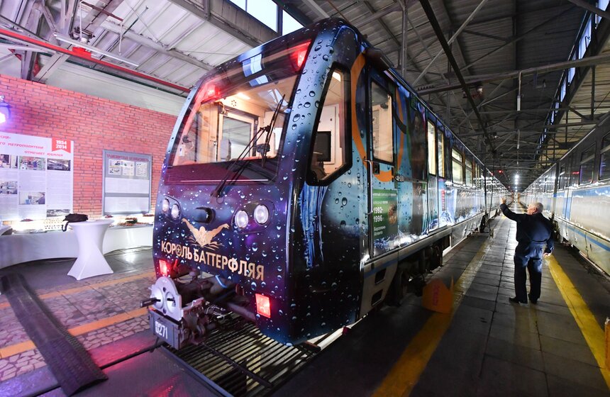 17 декабря новый тематический поезд "Король баттерфляя" вышел на Кольцевую линию Московского метрополитена. Вагоны поезда имеют разный дизайн. Так, вагон "Планета воды" рассказывает пассажирам об истории плавания, вагон "Король баттерфляя" представляет портреты выдающихся пловцов первой половины XX века, вагон "Дружба народов" знакомит горожан с победами советских чемпионов, дизайн вагона "Россия" показывает атлетов конца XX – начала XXI века.