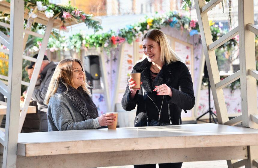 Он посвящен Международному женскому дню