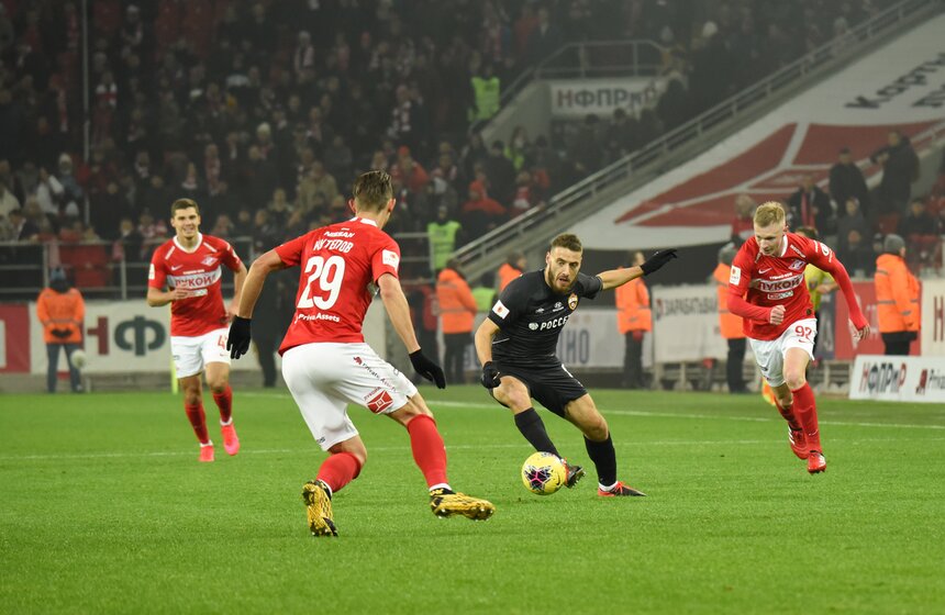 На первой компенсированной минуте Вадим Карпов со своей половины поля сделал длинный заброс в штрафную, Самуэль Жиго ошибся и скинул мяч аккурат на "пятачок" набегавшему Ильзату Ахметову.