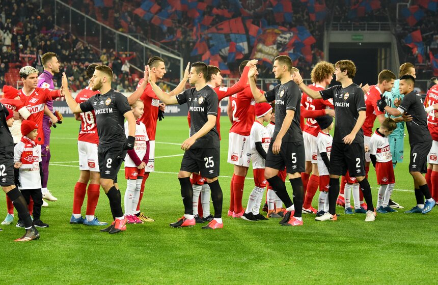 Игра тоже не оставила болельщиков равнодушными.