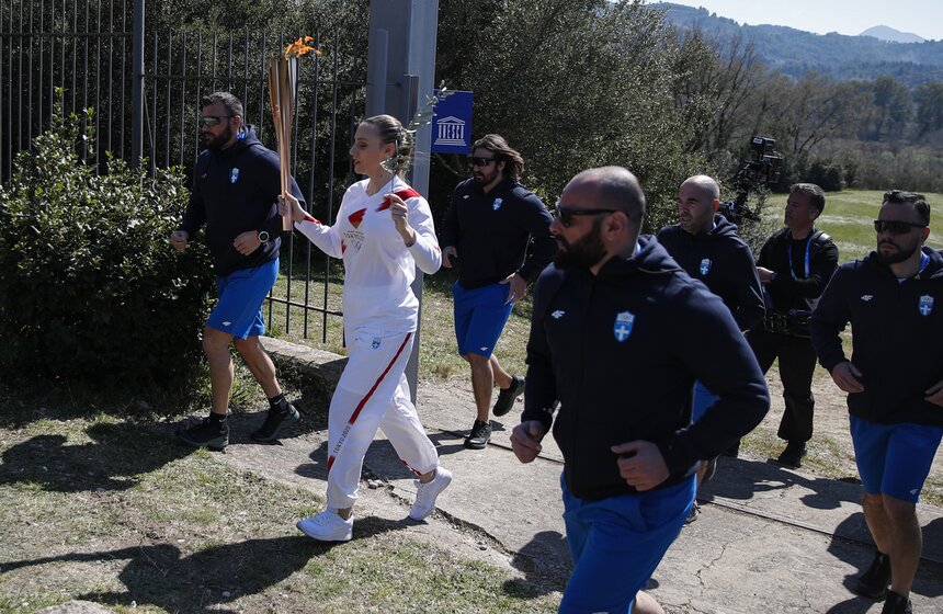 Эстафету Олимпийского огня в Греции открыла олимпийская чемпионка по стрельбе Анна Коракакис