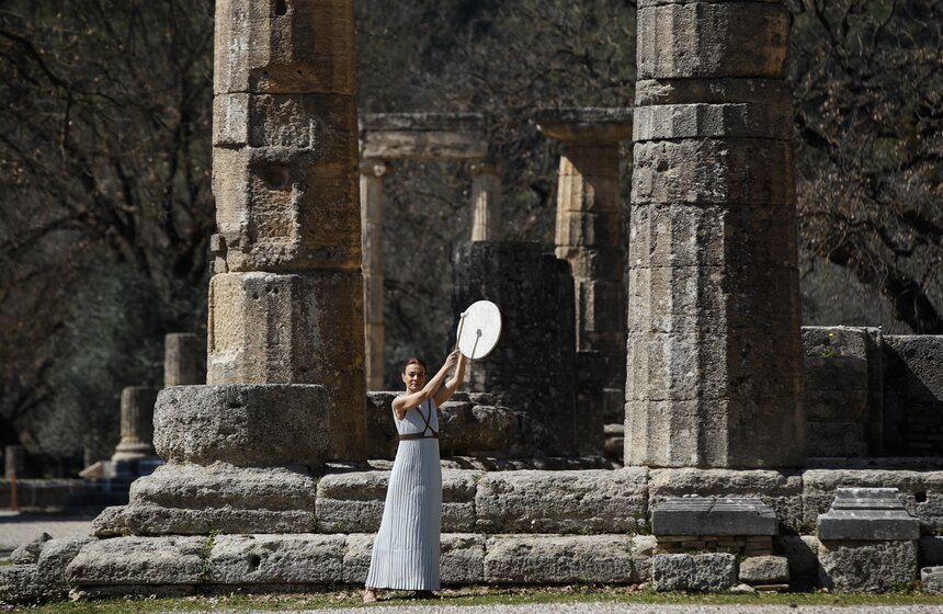 Пламя традиционно зажигается в Храме Геры от солнечных лучей