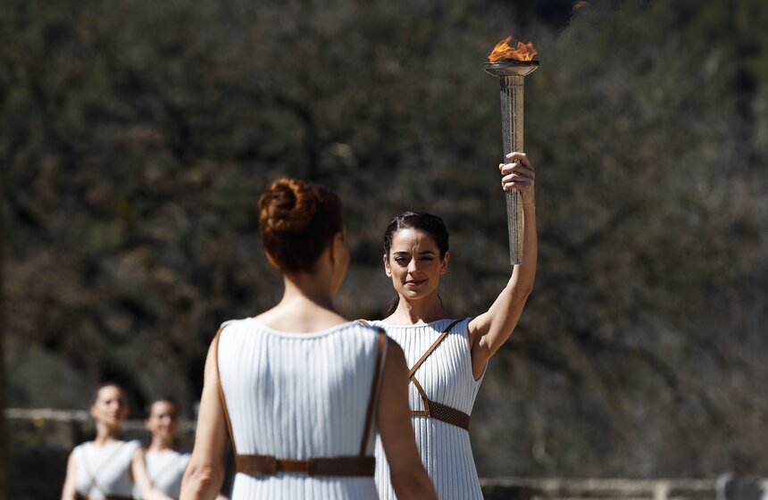 Верховная жрица должна произнести молитву Аполлону, чтобы он послал лучи солнца и зажег Олимпийский огонь