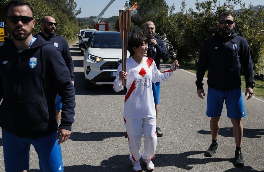 Коракаки передала факел Мизуки Ногучи – победительнице женского марафона на Олимпиаде 2004 года в Афинах. Она стала первой японской спортсменкой, которая приняла участие в эстафете
