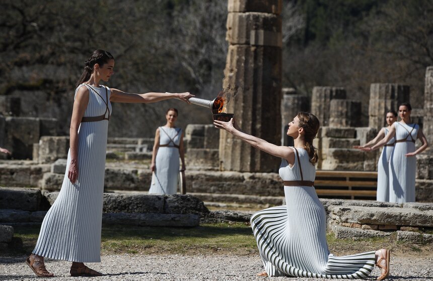 После этой исторической церемонии огонь выносится на древний стадион