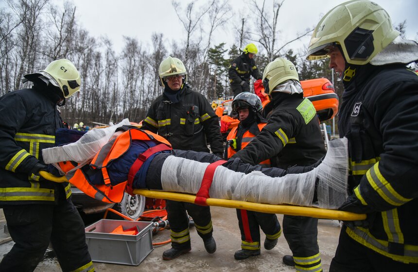 В соревнованиях приняла участие 31 команда по 5 человек. Это расчеты пожарных и спасателей из подразделений Пожарно-спасательного центра Москвы