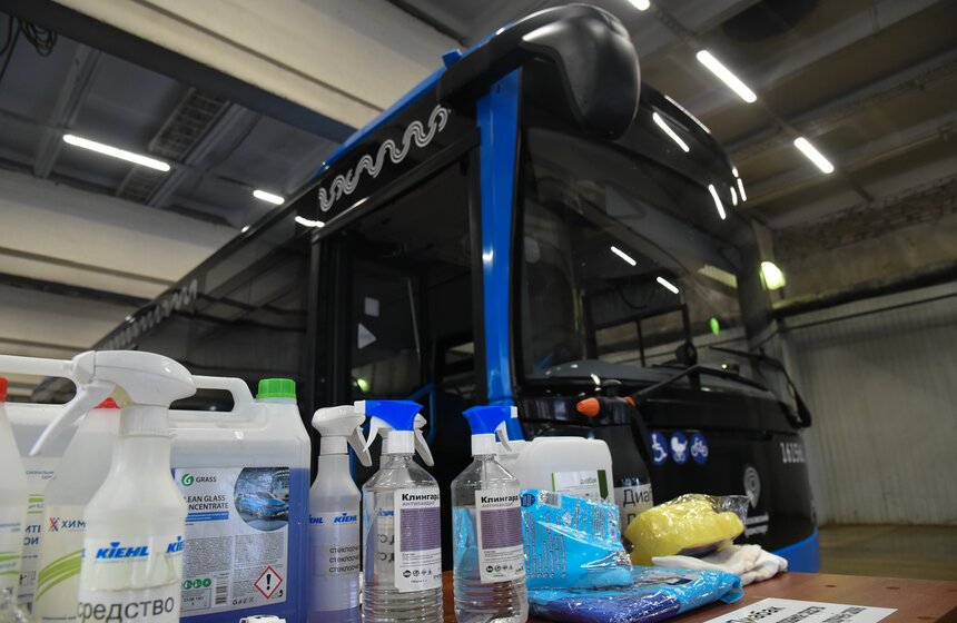 Обработка автобусов в качестве профилактики коронавируса в Москве 1 фото