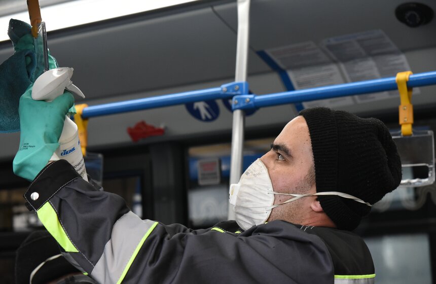 Обработка автобусов в качестве профилактики коронавируса в Москве 7 фото