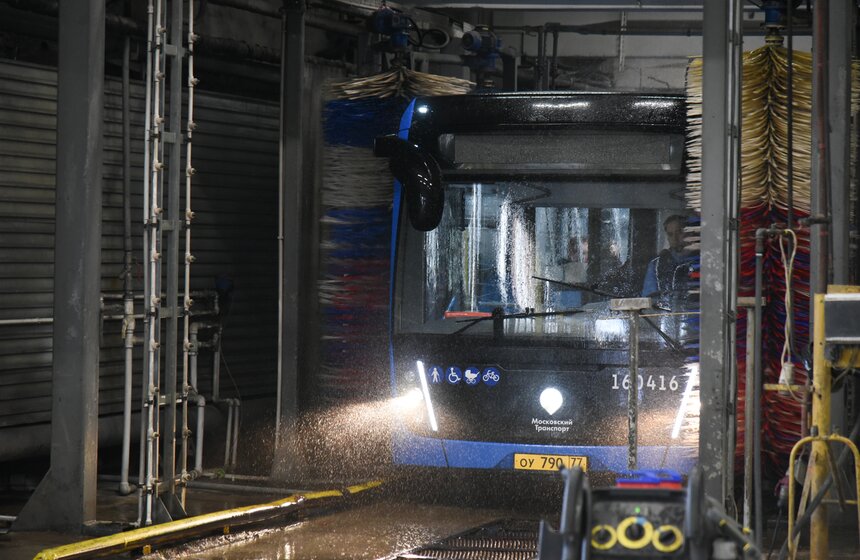 Обработка автобусов в качестве профилактики коронавируса в Москве 3 фото