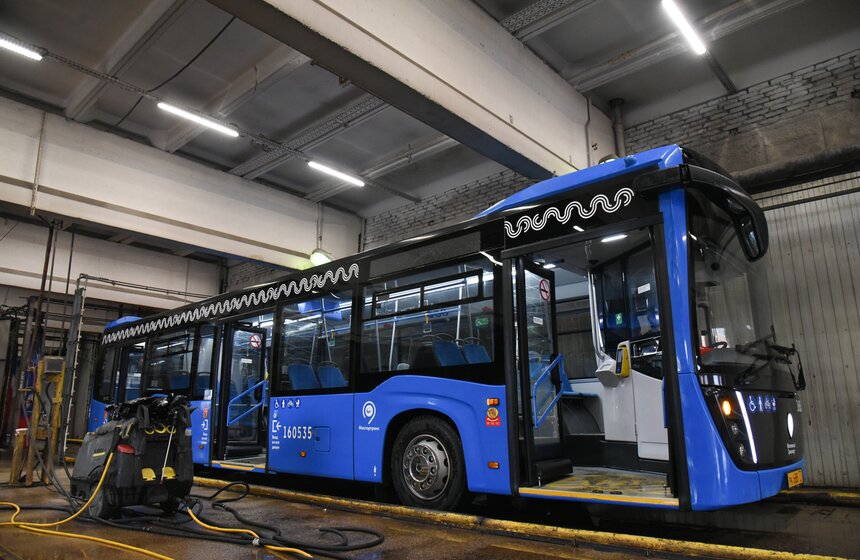 Обработка автобусов в качестве профилактики коронавируса в Москве 16 фото