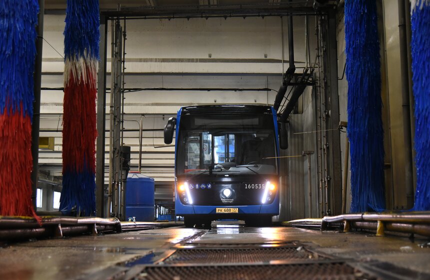 Обработка автобусов в качестве профилактики коронавируса в Москве 17 фото