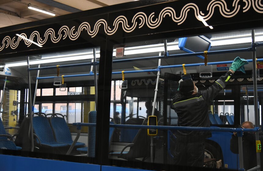 Обработка автобусов в качестве профилактики коронавируса в Москве 9 фото
