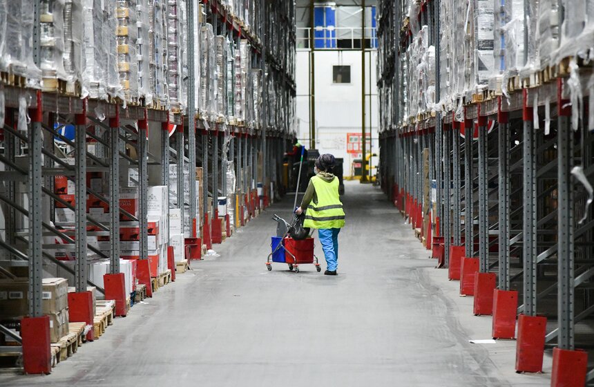 Работа распределительного центра торговой продуктовой сети 13 фото