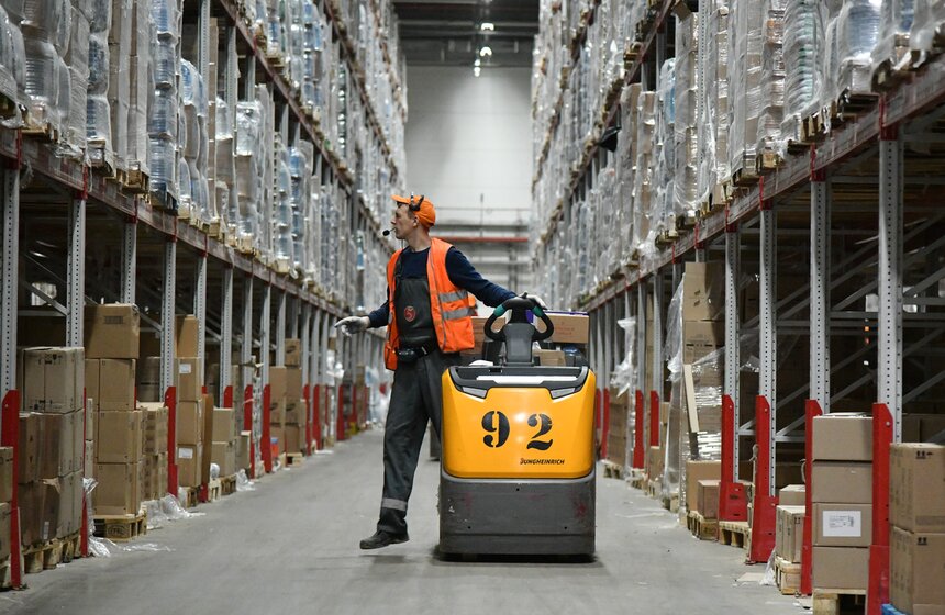 Работа распределительного центра торговой продуктовой сети 9 фото