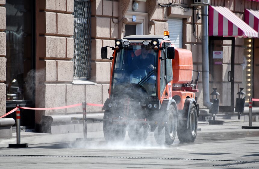 Обработка проводится при задействовании коммунальной техники