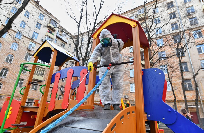 Дезинфицирующими средствами обрабатывают и городские детские площадки