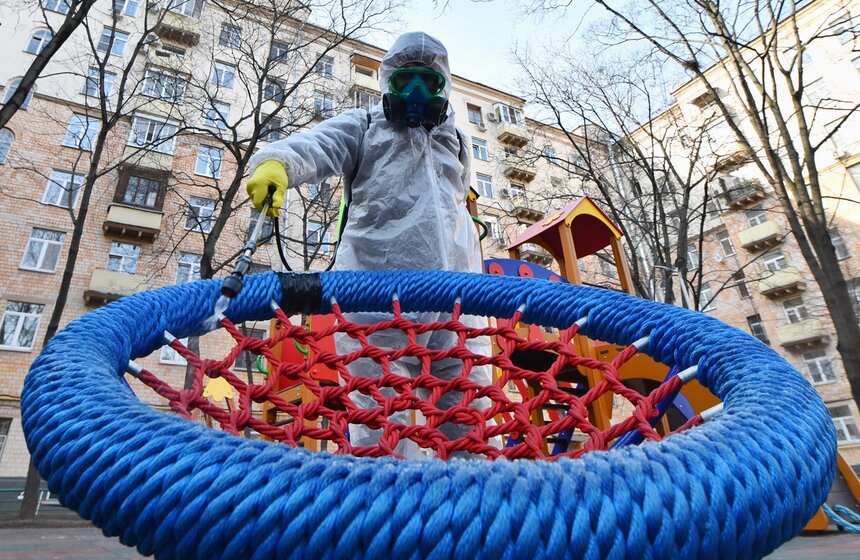 Специалисты дезинфицируют малые игровые формы, спортивные площадки, поверхность качелей, уличных тренажеров