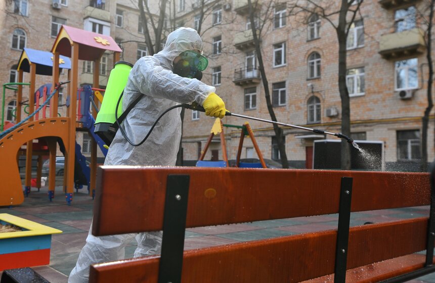 Процедуру дезинфекции работники проводят в спецодежде для защиты глаз, дыхательных путей и кожи