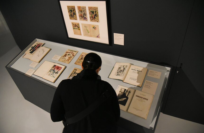 Вторая часть экспозиции посвящена театру – одному из ключевых направлений деятельности Юрия Анненкова