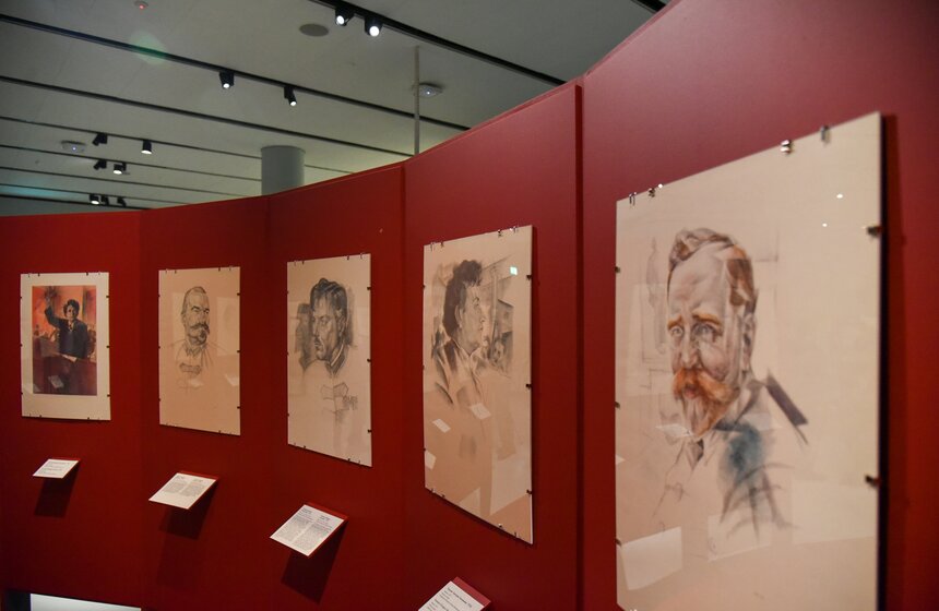 Гости выставки увидят работы, в которых художник запечатлел крупнейших политических и культурных деятелей тех лет