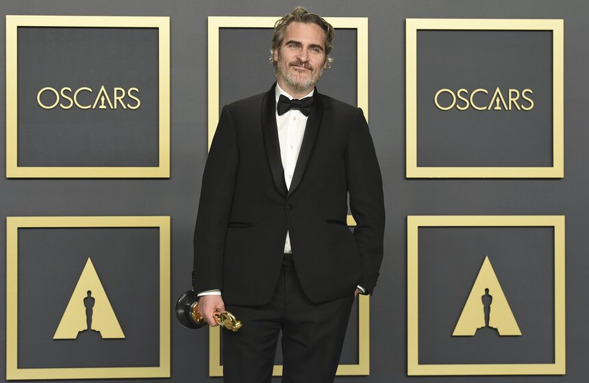 Хоакин Феникс получил премию "Оскар" в номинации "Лучший актер" за роль Джокера в одноименном фильме режиссера Тодда Филлипса