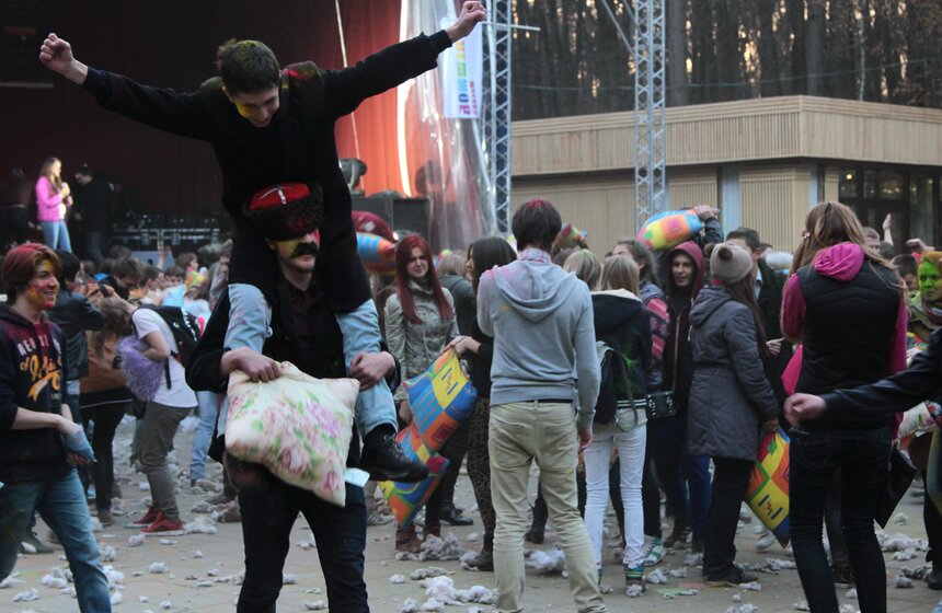 В Филевском парке прошла битва подушками 11 фото