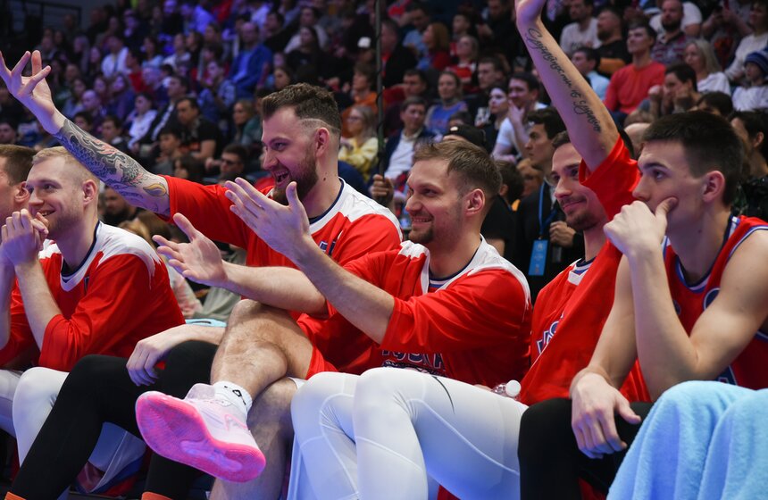 Во время очередного перерыва состоялся конкурс бросков сверху – данков.