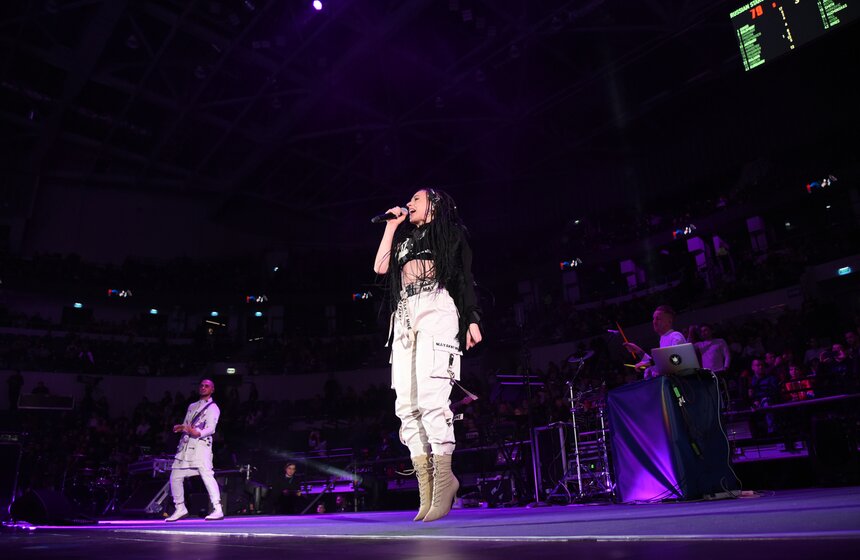 А во время большого перерыва для болельщиков выступила группа IOWA.