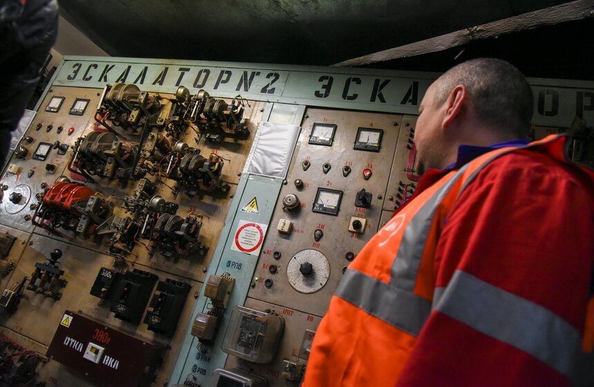 Замена эскалаторных комплексов невозможна без полного закрытия станции, поскольку она имеет только один вестибюль