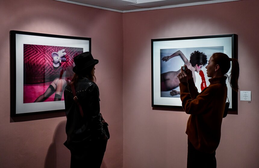 Он был одним из первых авторов, работающих в коммерческой фотографии, кто отказался от прямой презентации продукта в пользу художественного образа