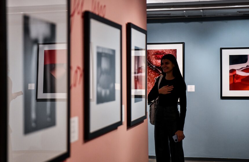 Выставка французского фотографа Ги Бурдена открылась в Центре братьев Люмьер 15 фото