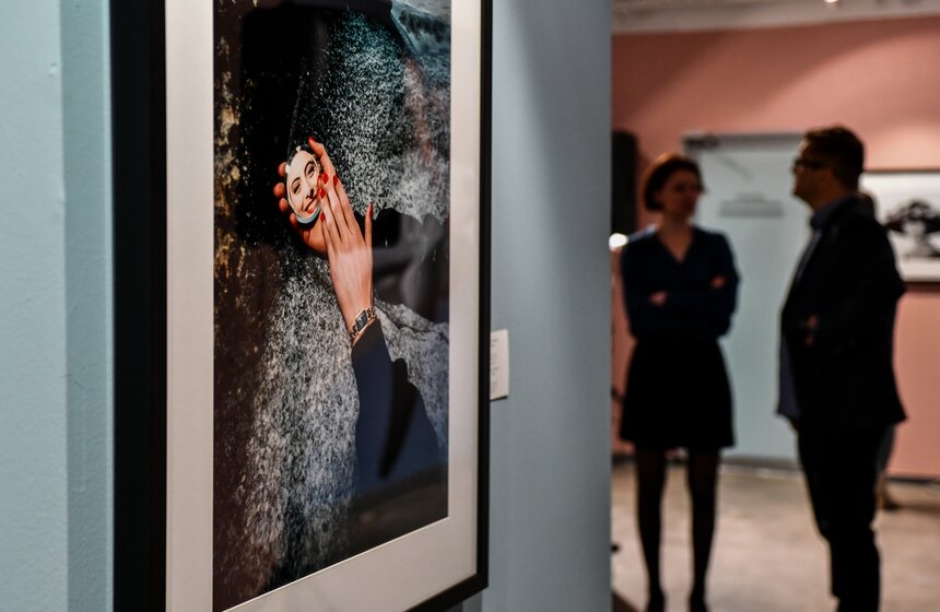 Выставка французского фотографа Ги Бурдена открылась в Центре братьев Люмьер 6 фото