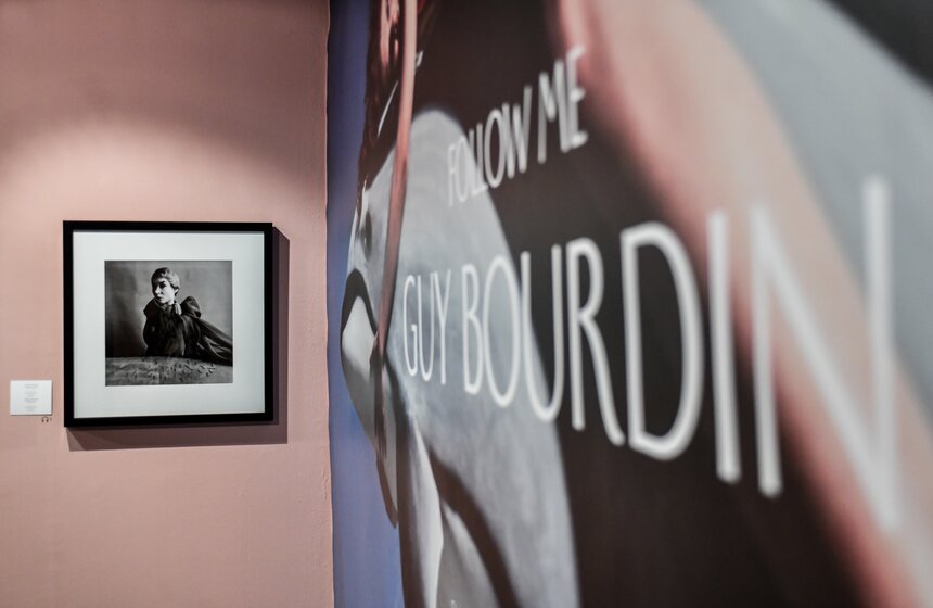 Бурден обучился фотографии во время службы в армии в конце 1940-х годов, а в начале 50-х стал протеже одного из самых значимых фотографов XX века Ман Рэя