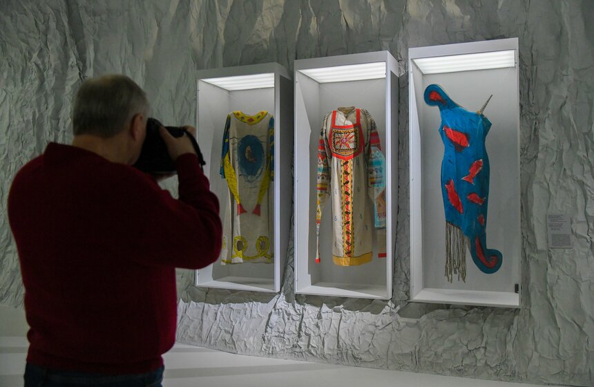 Выставка иммерсивная, на ней классическое искусство стыковывается с современным