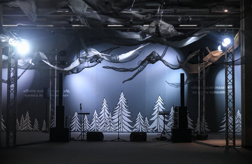 Экспозицию дополняет образовательная программа, включая показы кино