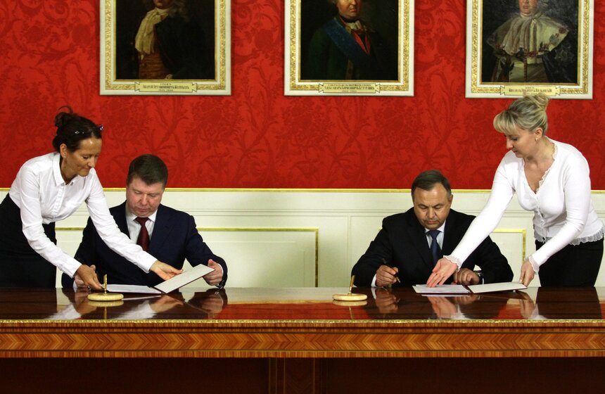 Победители аукционов по рекламе подписали договоры с властью 8 фото