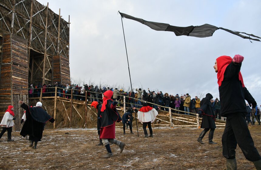 Огромную скульптуру спалили в "Никола-Ленивце" в честь Масленицы 11 фото