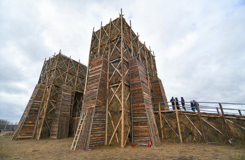 Огромную скульптуру спалили в "Никола-Ленивце" в честь Масленицы 4 фото