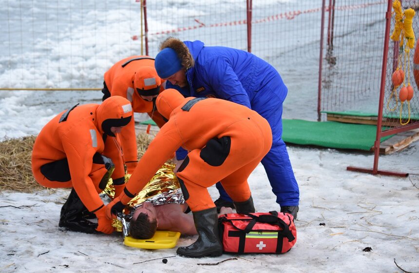 На территории пляжа "Белое" 16 января прошли занятия по обеспечению безопасности во время крещенских купаний. В рамках учений специалисты продемонстрировали навыки по спасению людей из ледяной воды. Всего в столице оборудуют 46 площадок для крещенских купаний, а следить за безопасностью будет около семисот спасателей.